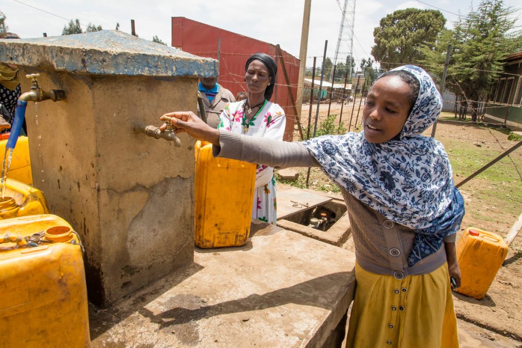  Wubalech Admasu, Manager of Janamora Woreda Women Water Supply and Management Association (left) with other villagers at the well in Mekane Berhan, Janamora, Ethiopia. Photo: Gonzalo Guajardo/ActionAid