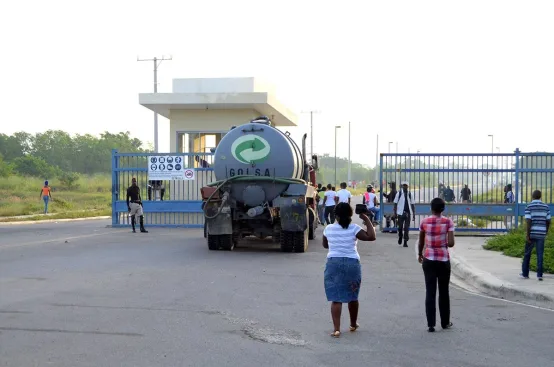 Workers entering the gates of the Caracol Industrial Park. Photo: Marilia Leti/ActionAid