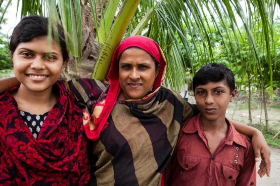 Haoa with her 2 children. Photo: Mahmud/MAP/ActionAid